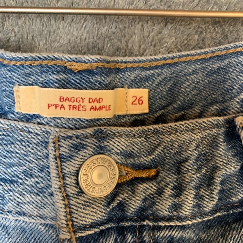 Levi’s Baggy Dad Jean Slightly Distressed Light Wash Size 26 /29” Inseam Midrise - Picture 10 of 14